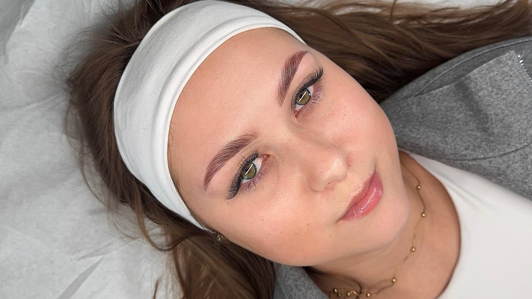 Eyebrow lamination with tint and natural makeup