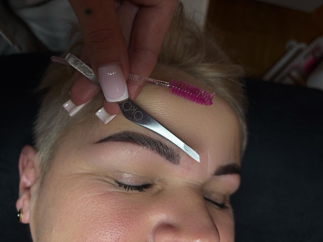Process shot · brow mapping with tweezers and spoolie